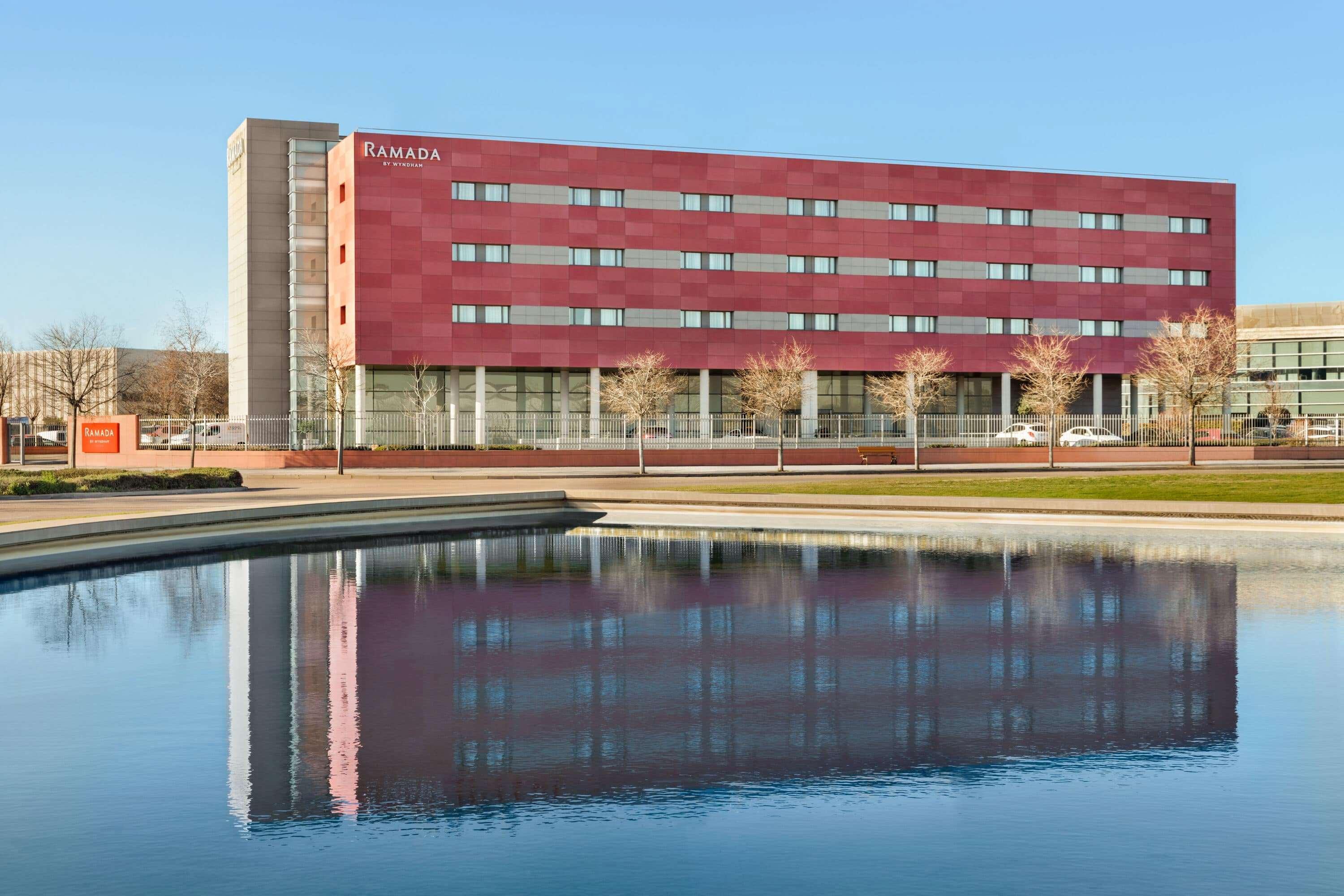 Отель Ramada By Wyndham Madrid Хетафе Экстерьер фото