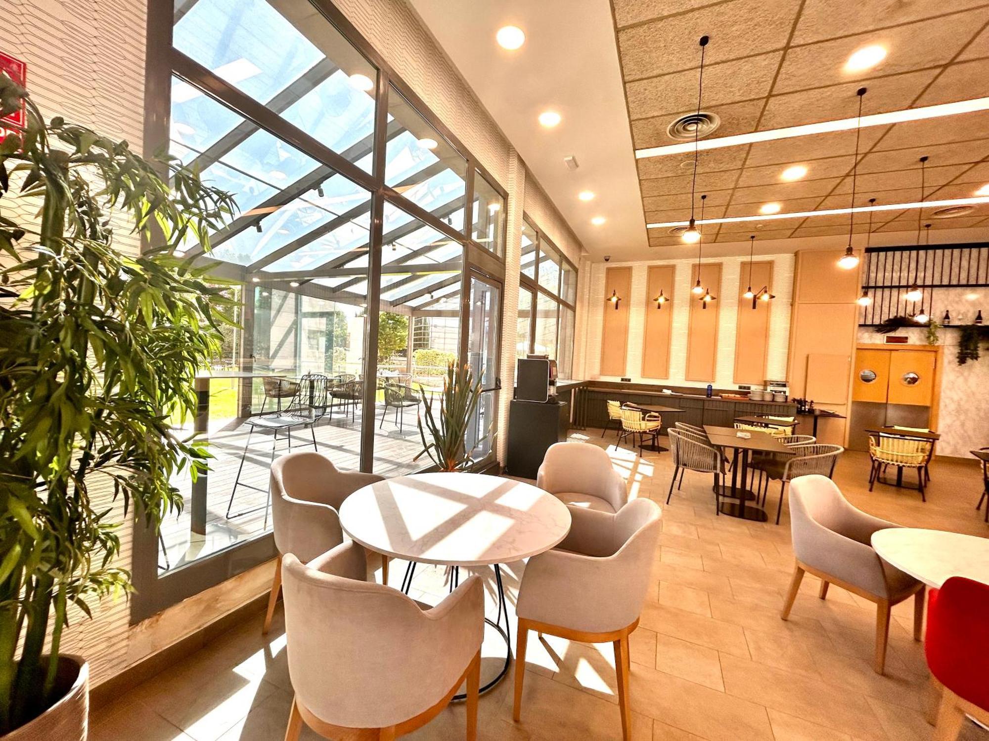 Отель Ramada By Wyndham Madrid Хетафе Экстерьер фото