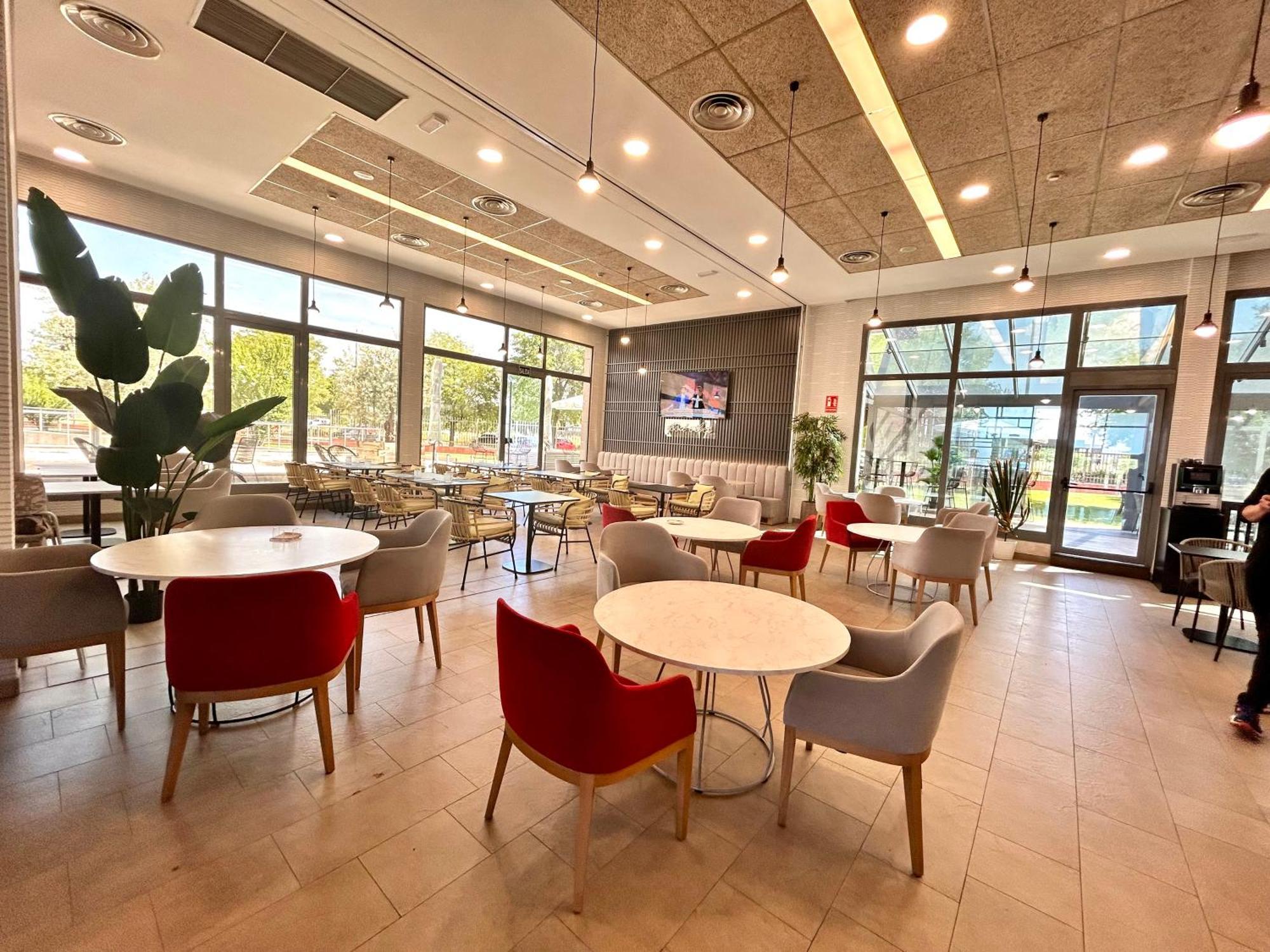 Отель Ramada By Wyndham Madrid Хетафе Экстерьер фото