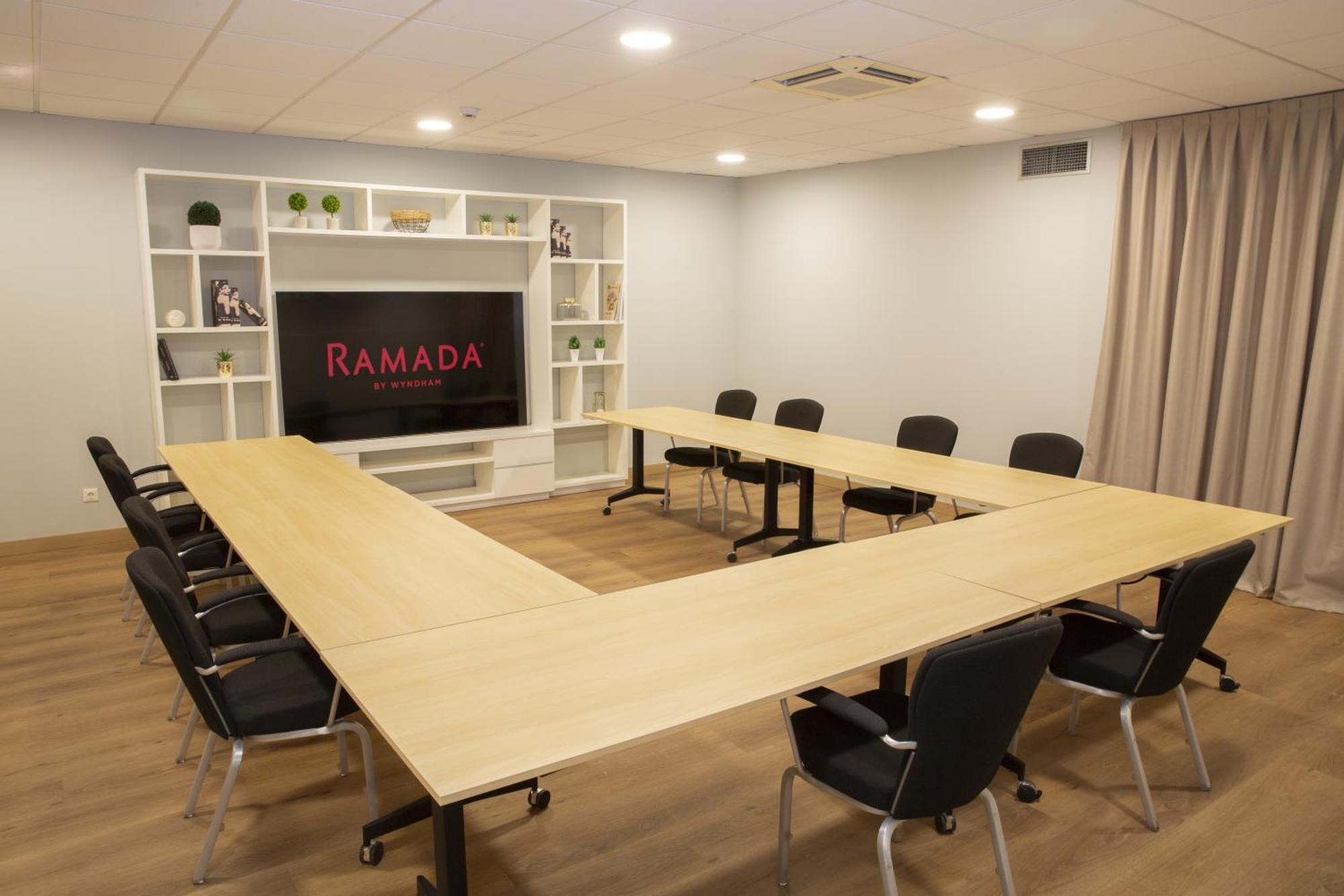 Отель Ramada By Wyndham Madrid Хетафе Экстерьер фото