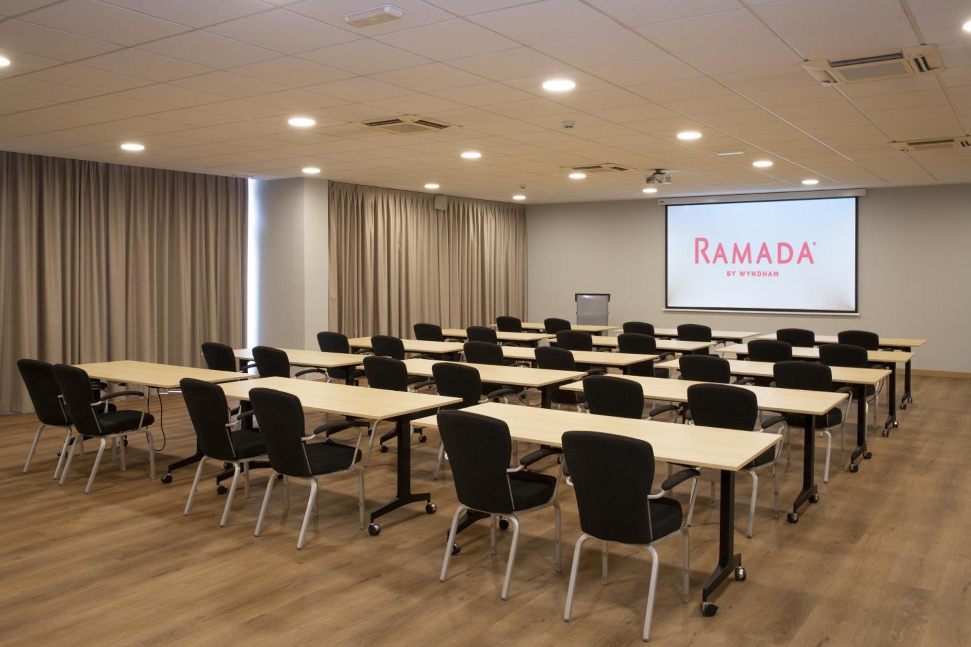Отель Ramada By Wyndham Madrid Хетафе Экстерьер фото