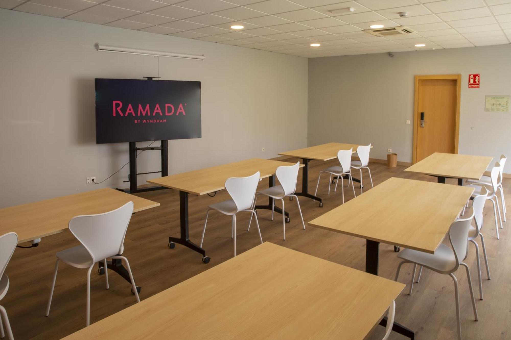 Отель Ramada By Wyndham Madrid Хетафе Экстерьер фото