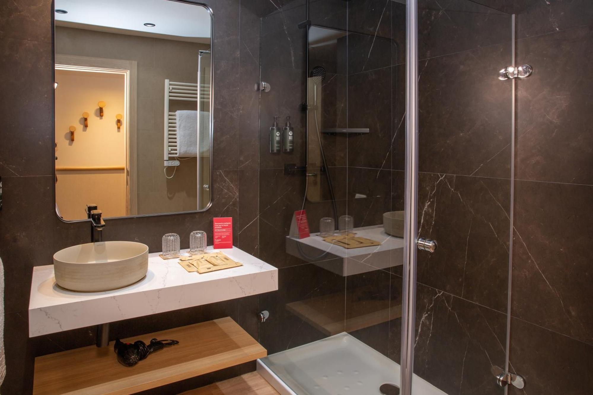 Отель Ramada By Wyndham Madrid Хетафе Экстерьер фото