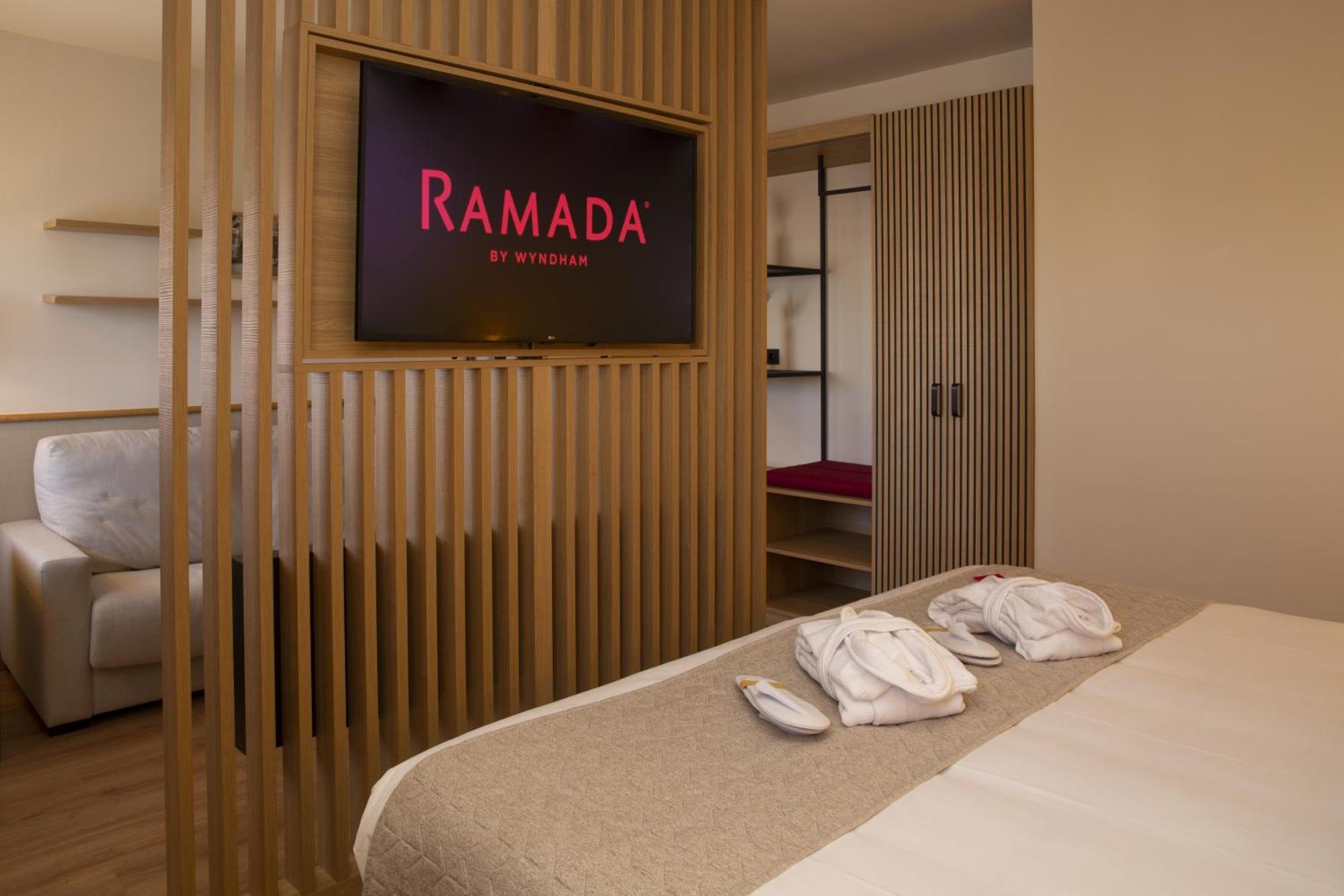 Отель Ramada By Wyndham Madrid Хетафе Экстерьер фото
