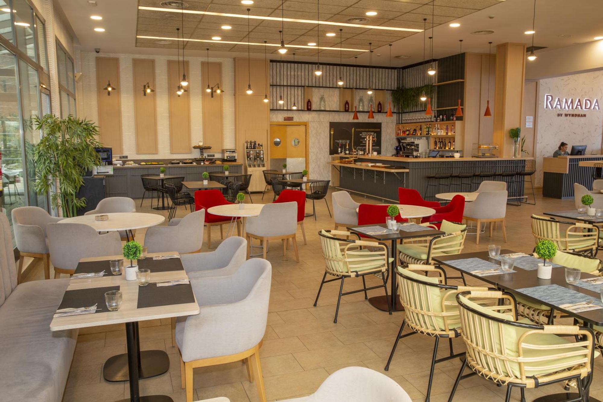 Отель Ramada By Wyndham Madrid Хетафе Экстерьер фото