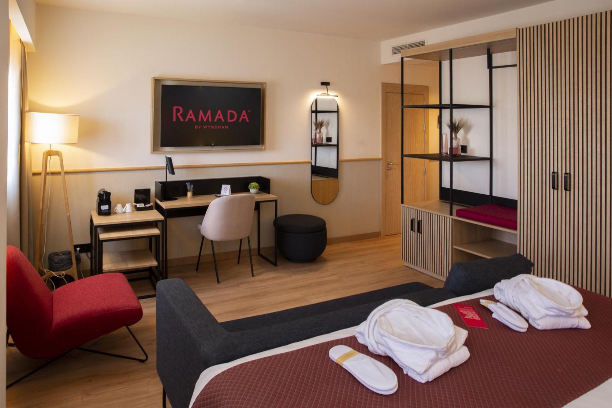 Отель Ramada By Wyndham Madrid Хетафе Экстерьер фото